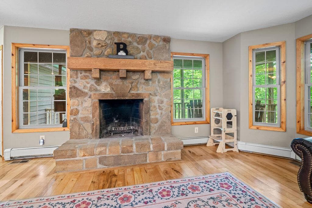 Living Room / Fireplace