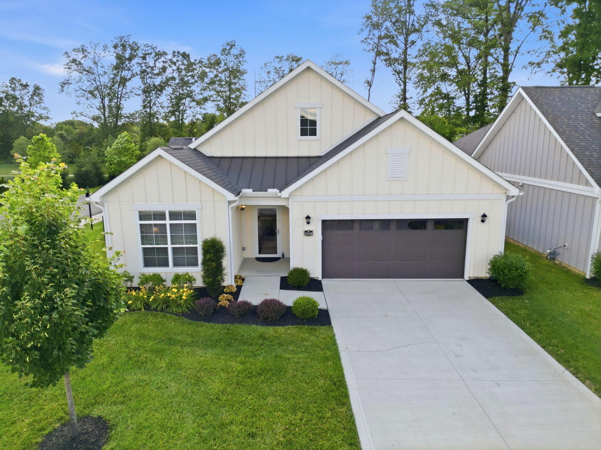 Beautifully landscaped 2bed w/ flex room!
