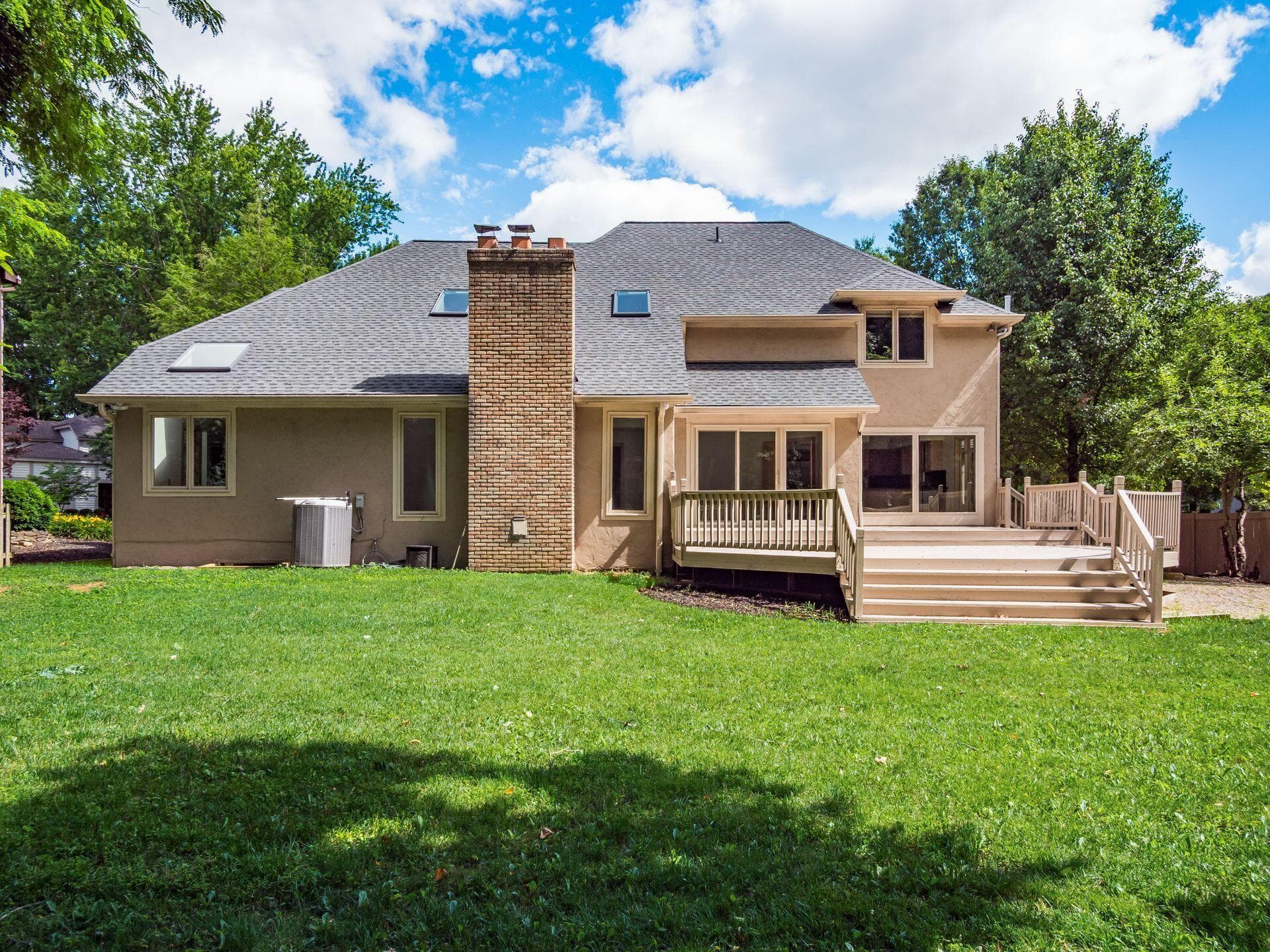 Large fenced backyard goes all the way to the woods