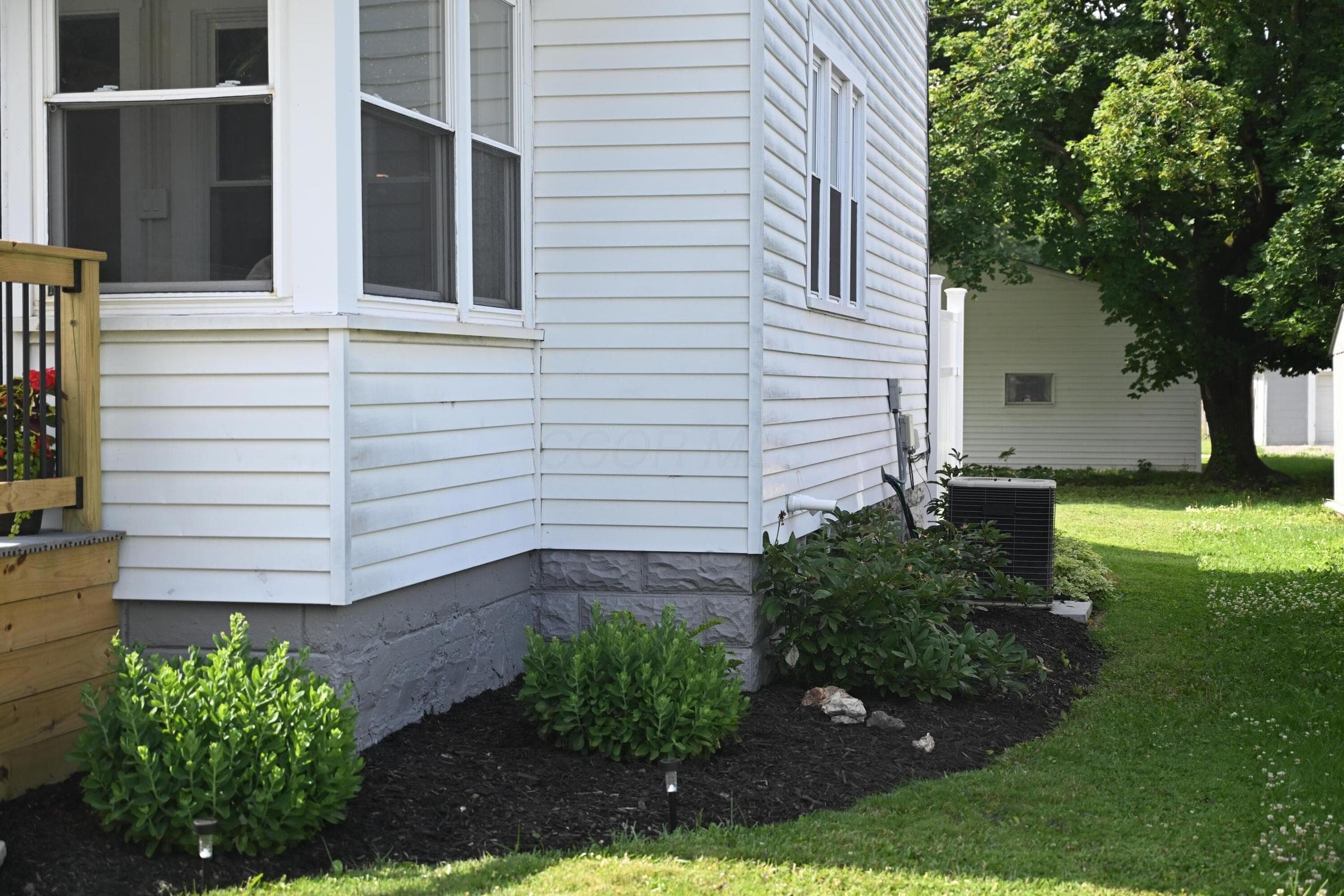 Side Yard - Right