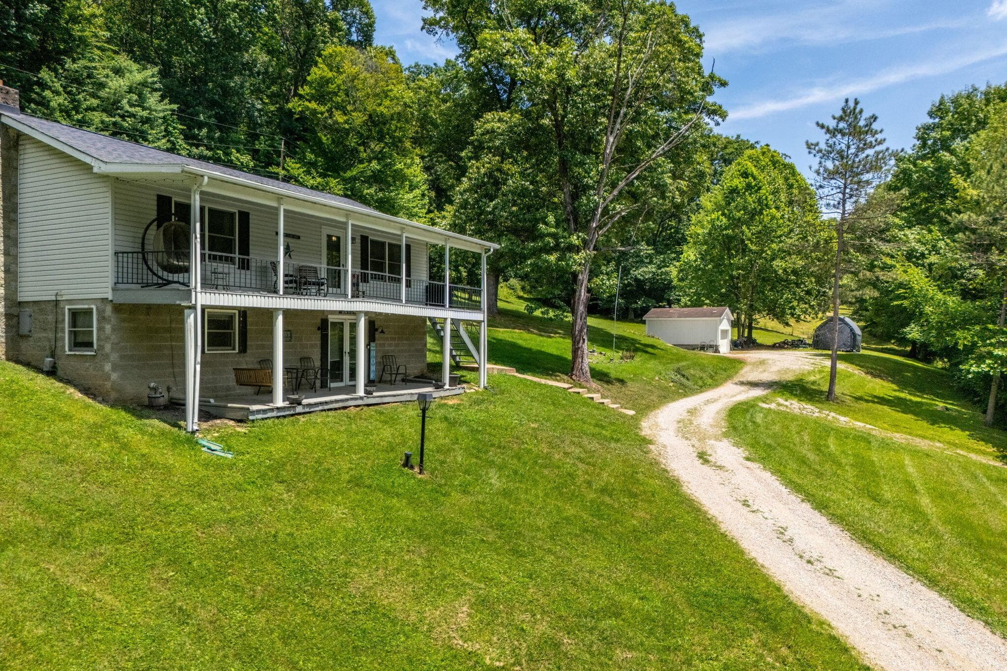 Front Exterior/Driveway