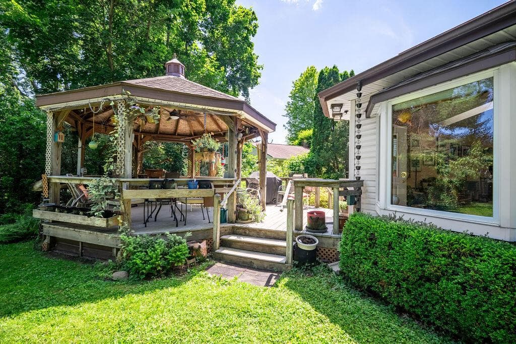 Alternative view of the gazebo.