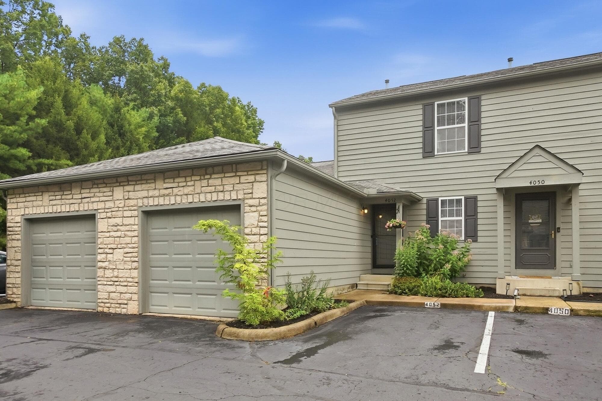 WELCOME HOME TO 4052 MEADOWICK DR!!