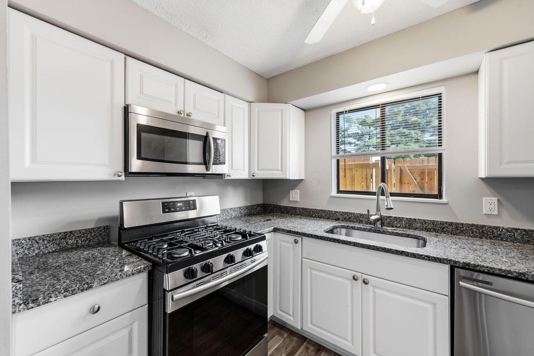 Kitchen - Granite Countertops