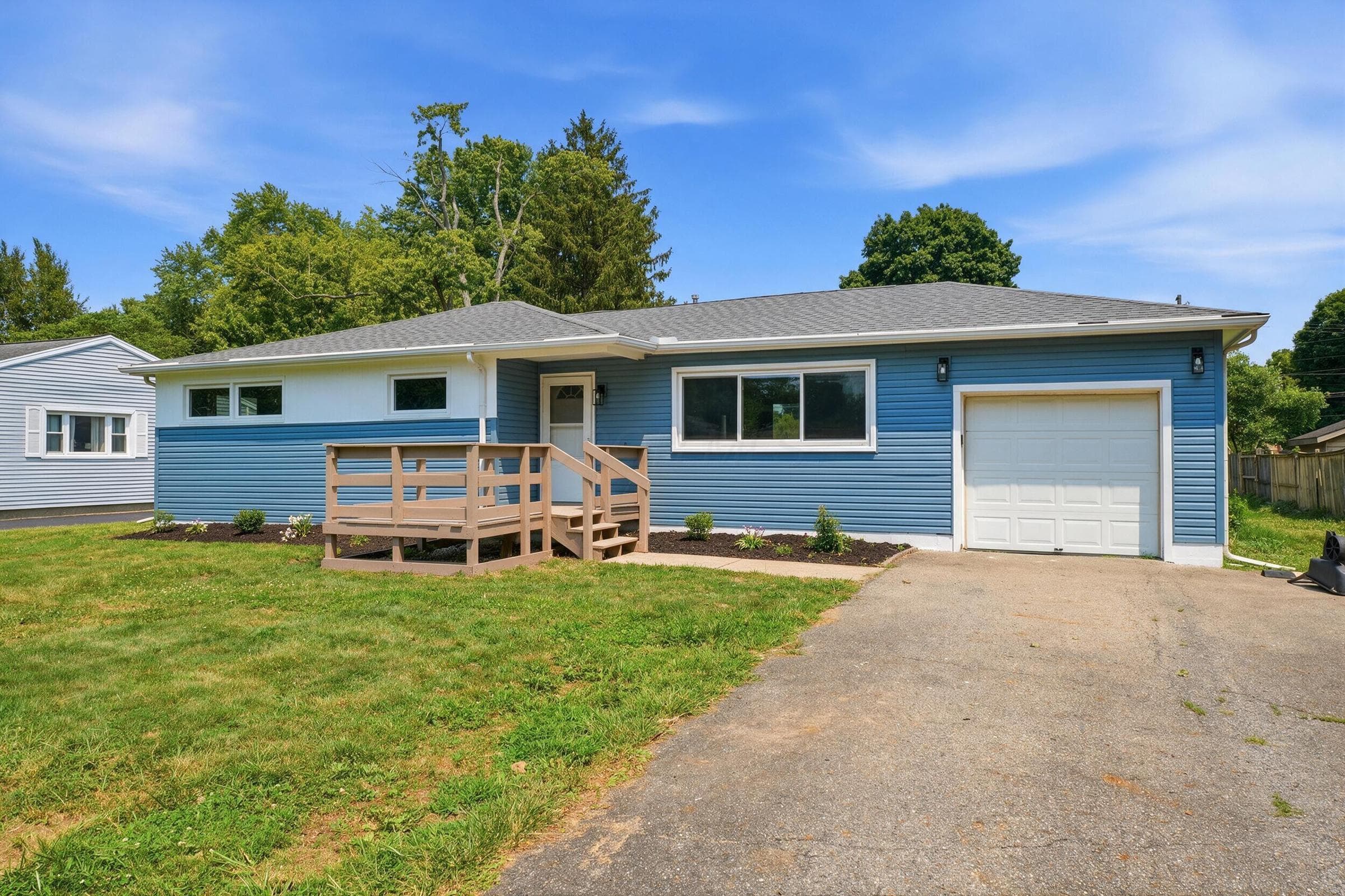 Edited photo to show the wheelchair ramp removed. Seller will remove upon request.