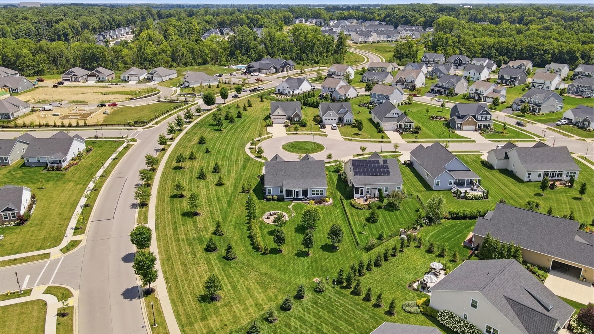 SITS ON A LOW TRAFFIC CUL-DE-SAC AND EXTRA TREES FOR PRIVACY