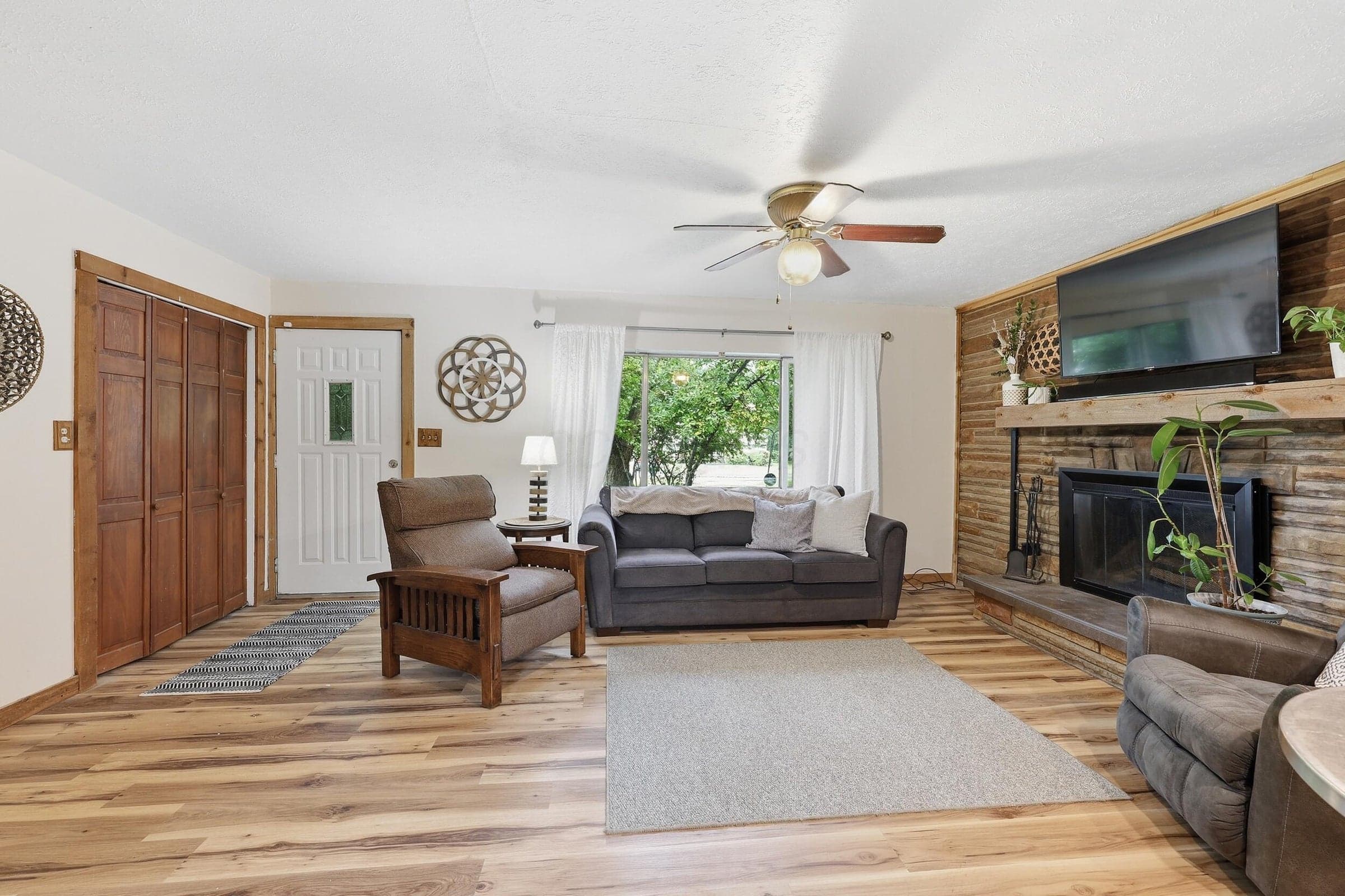 Large picture window, brings in tons of natural lighting