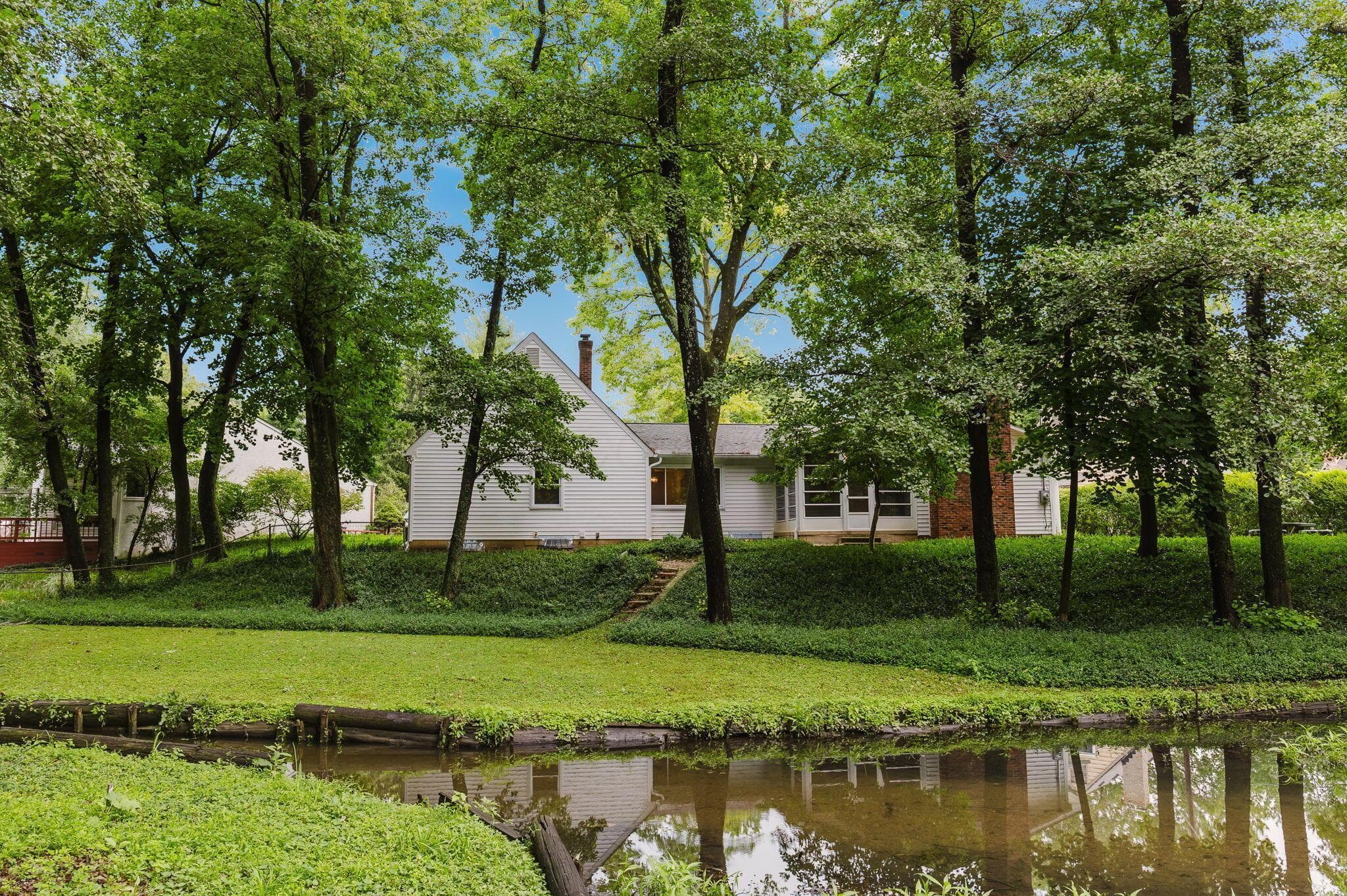 Charming lakefront home on Minerva Lake