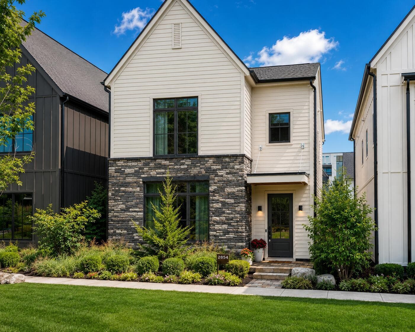 Located on the much sought after pedestrian courtyard. Away from street and traffic noise.