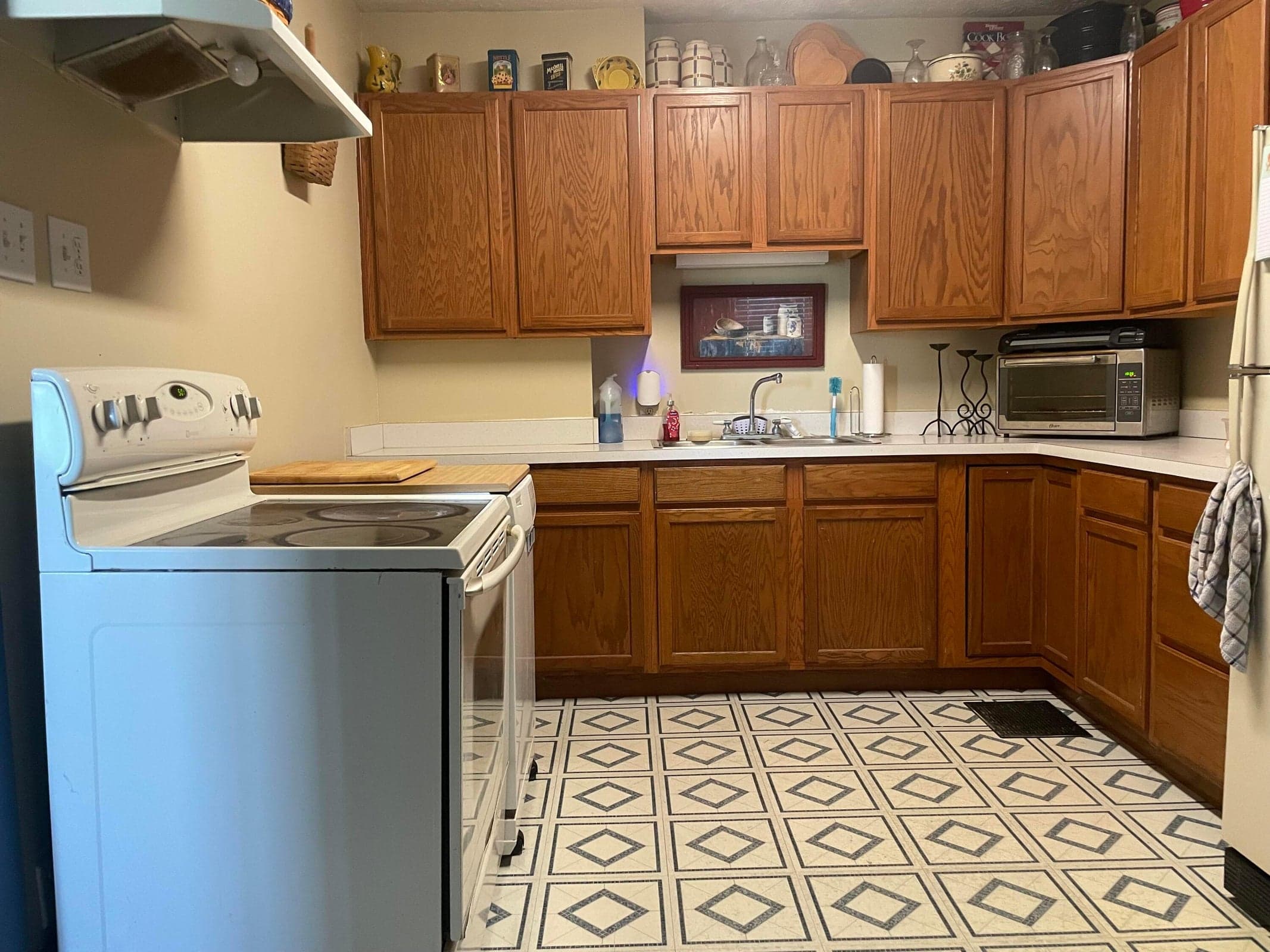 Kitchen with all appliances to stay