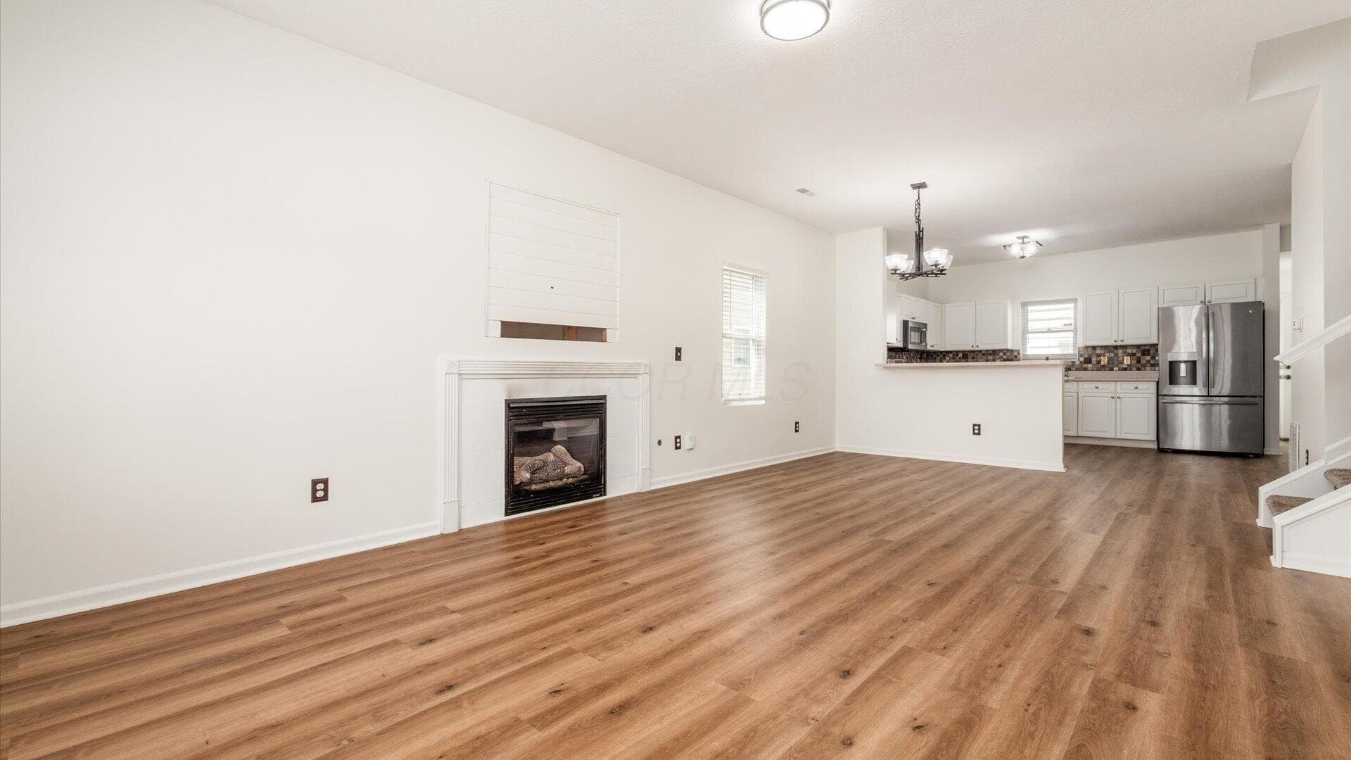 LIVING ROOM W FIREPLACE
