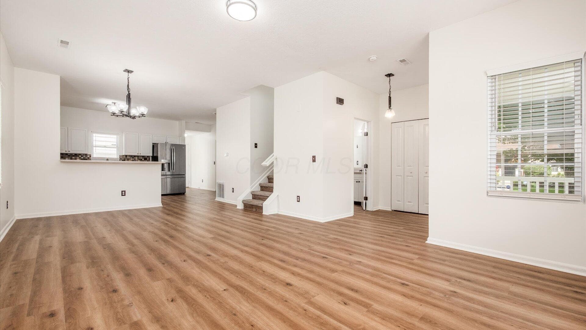 ENTRY / LIVING ROOM