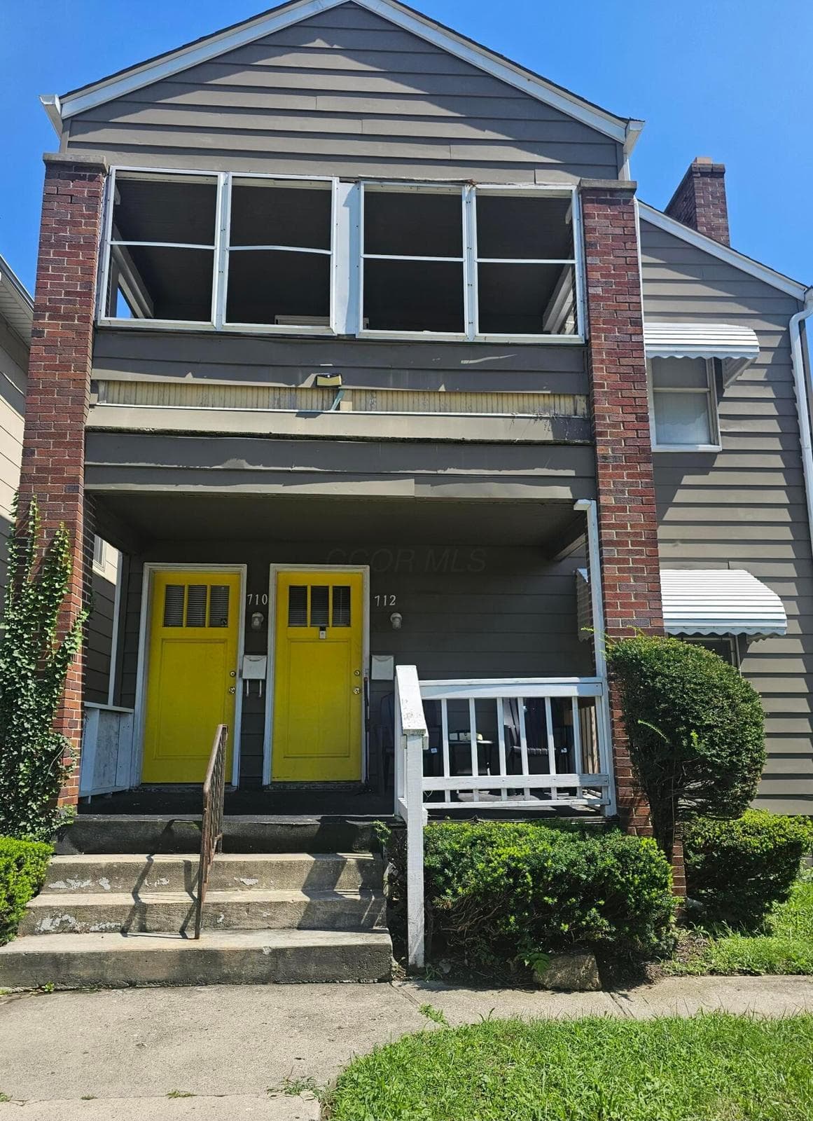 FRONT OF HOUSE