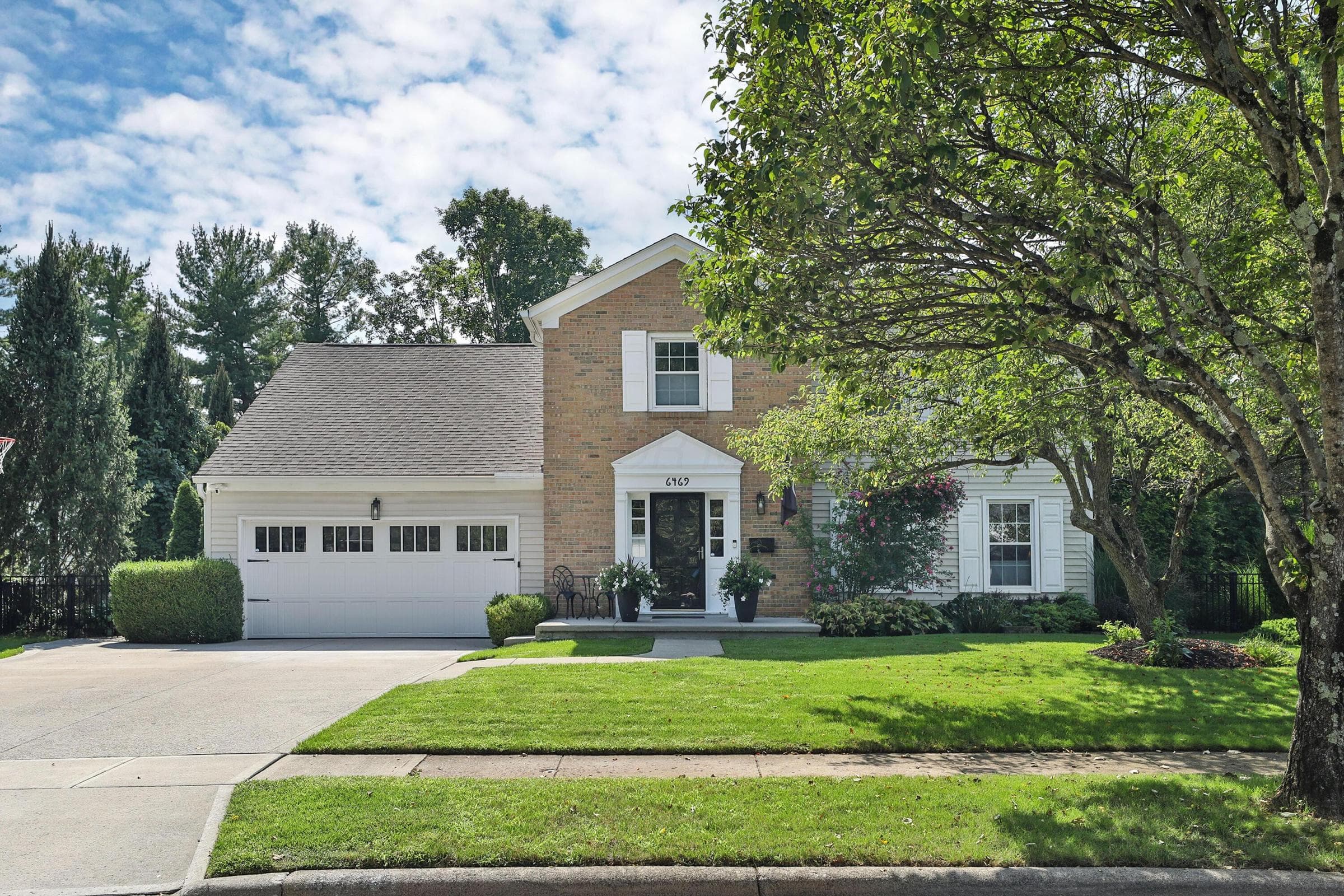 So many nearby amenities to appreciate in Old Worthington along with Evening Street Elementary School and Thomas Worthington High School, swimming pools and Olentangy Parks and Trail.