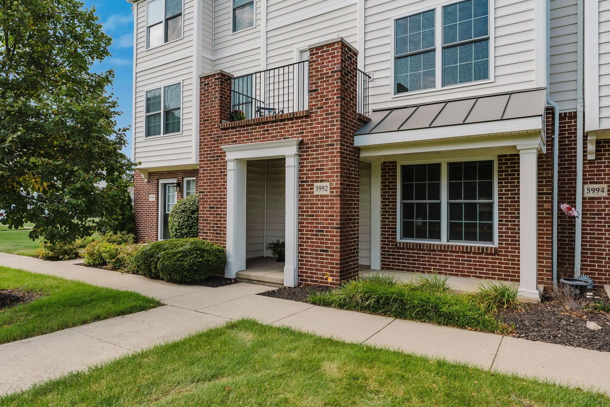 1,900 Sq Ft | 3-story Condo