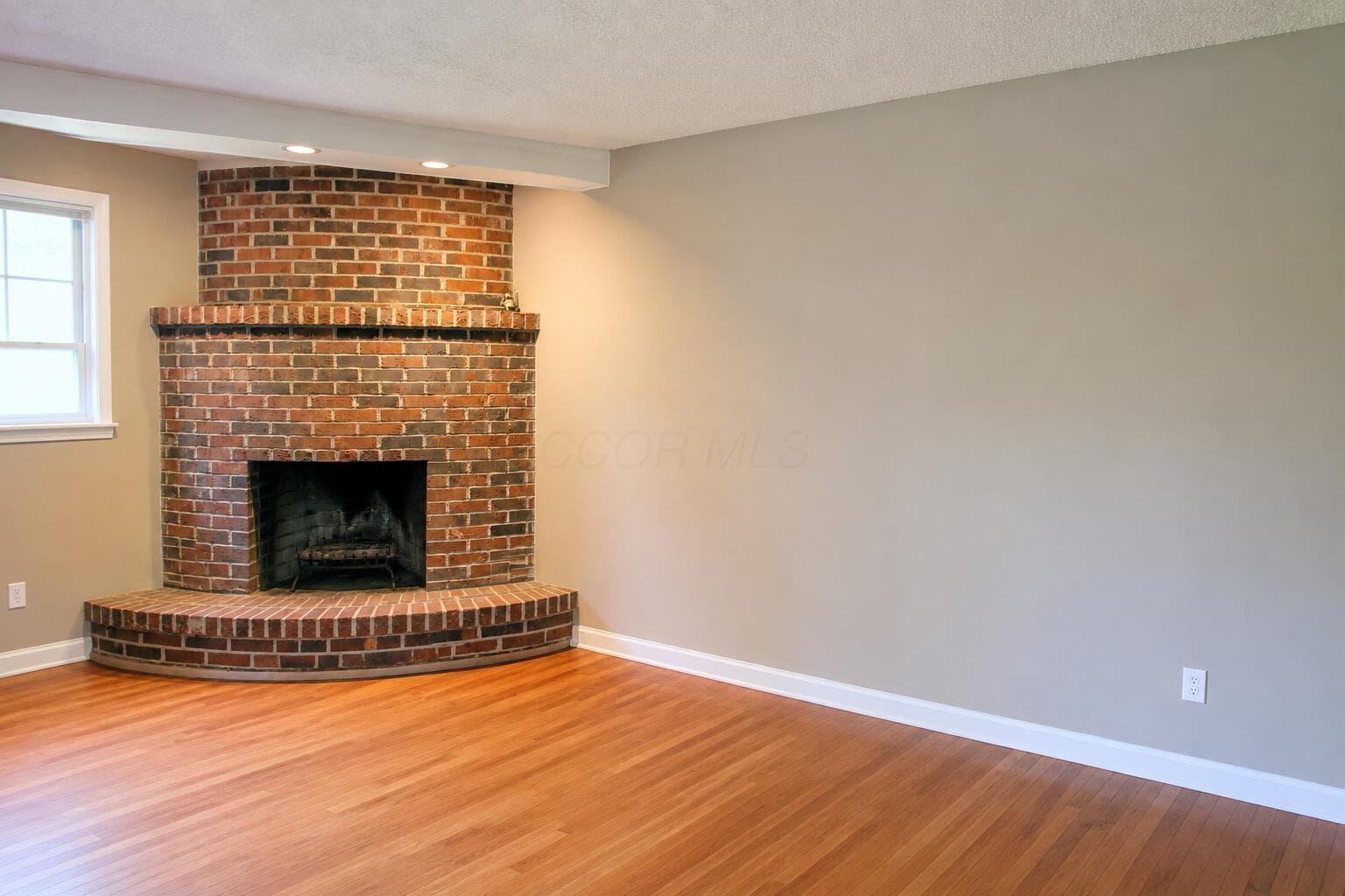 Living Room w/ Decorative Fireplace