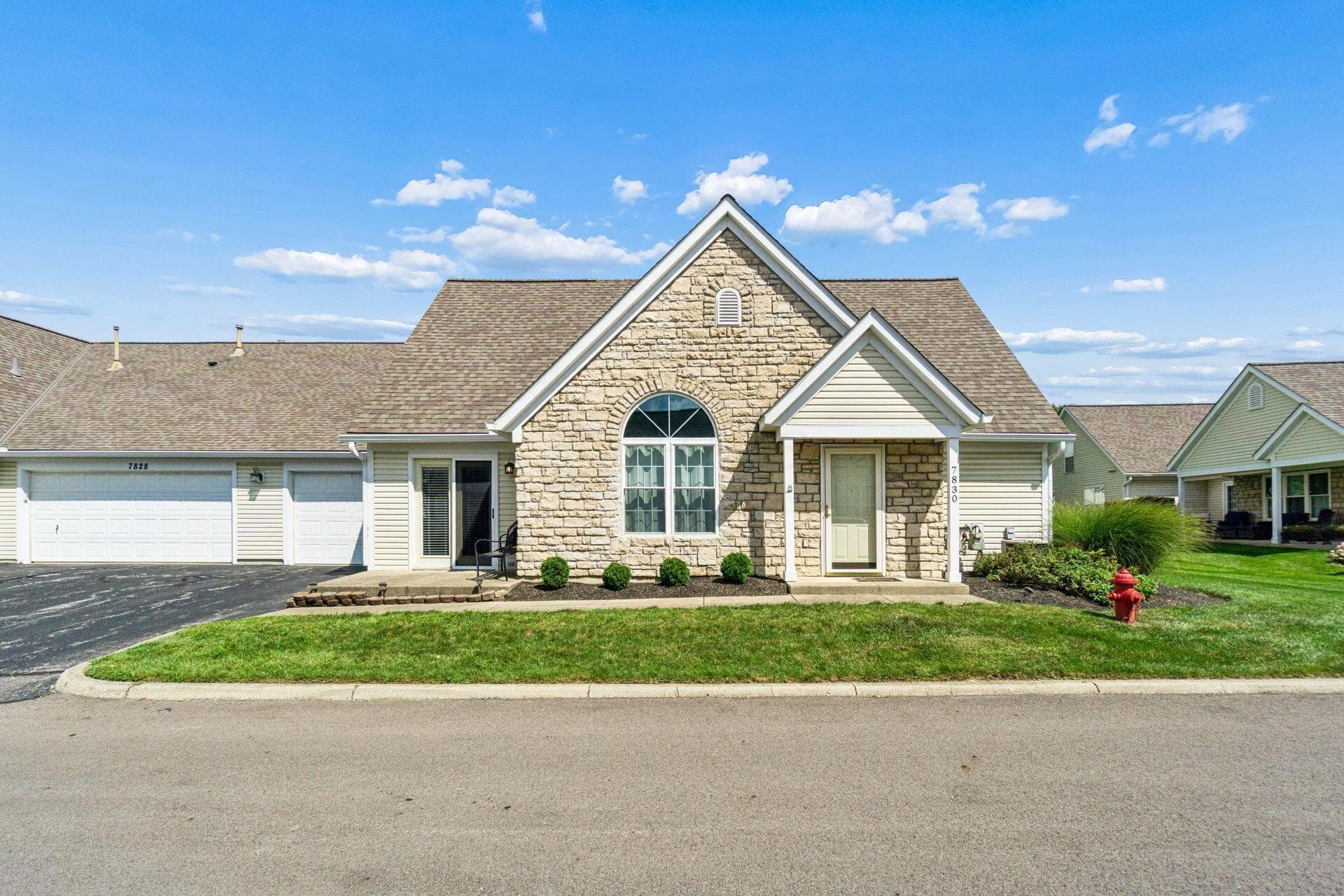 Stone Vinyl exterior 1-car garage