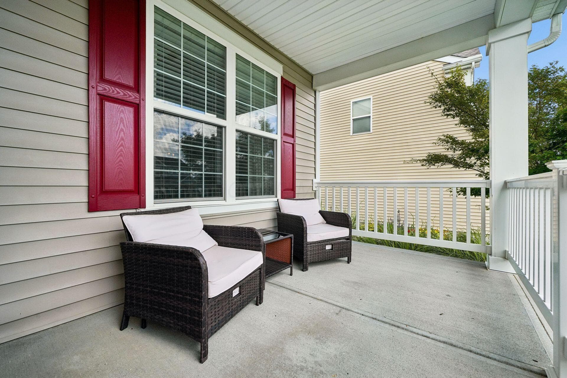 Lovely front porch!