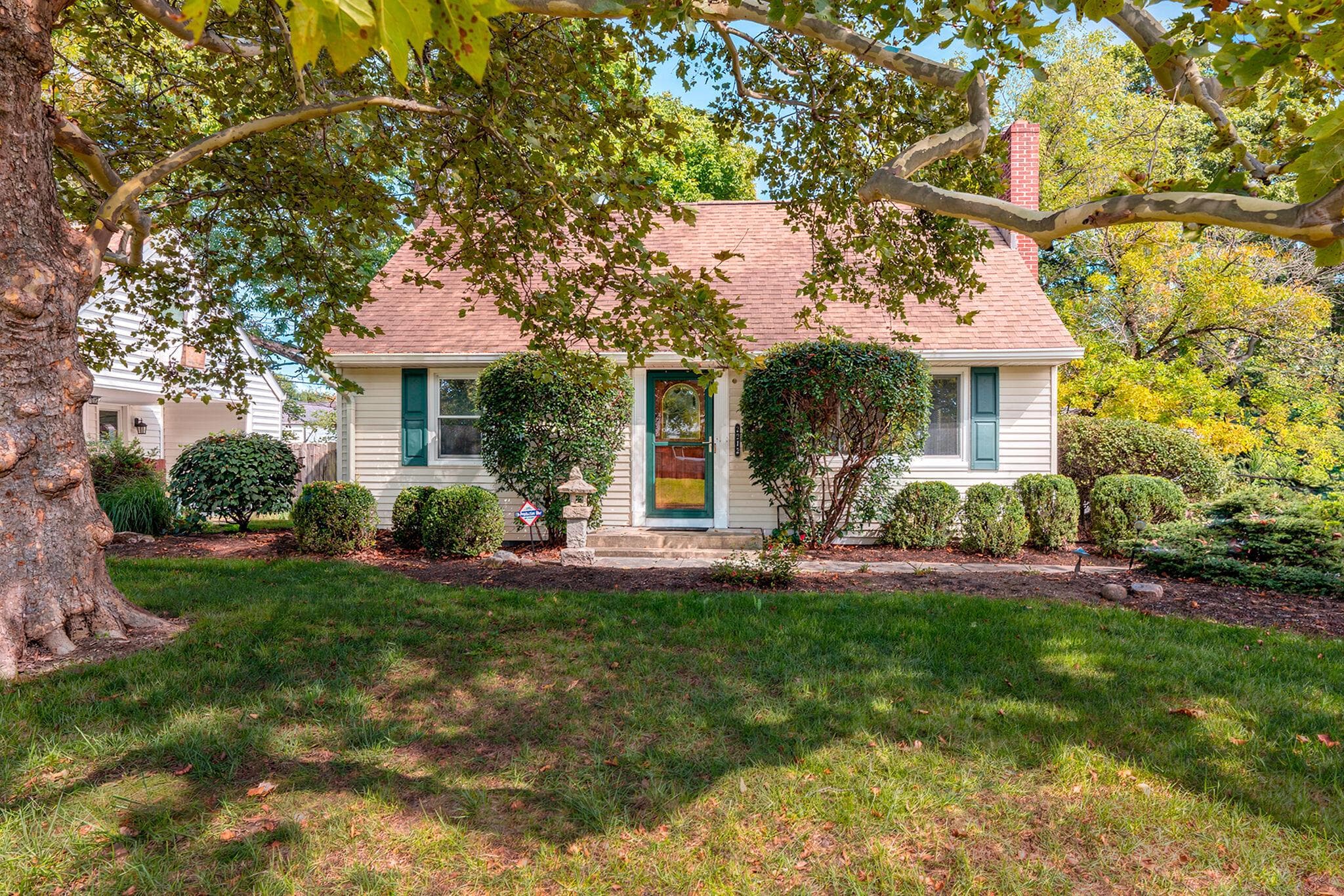 1st Time on the Market since 1953! This freshly painted 3 BR, 2 BA River Ridge gem is ready for new owners! Let's go take a look...