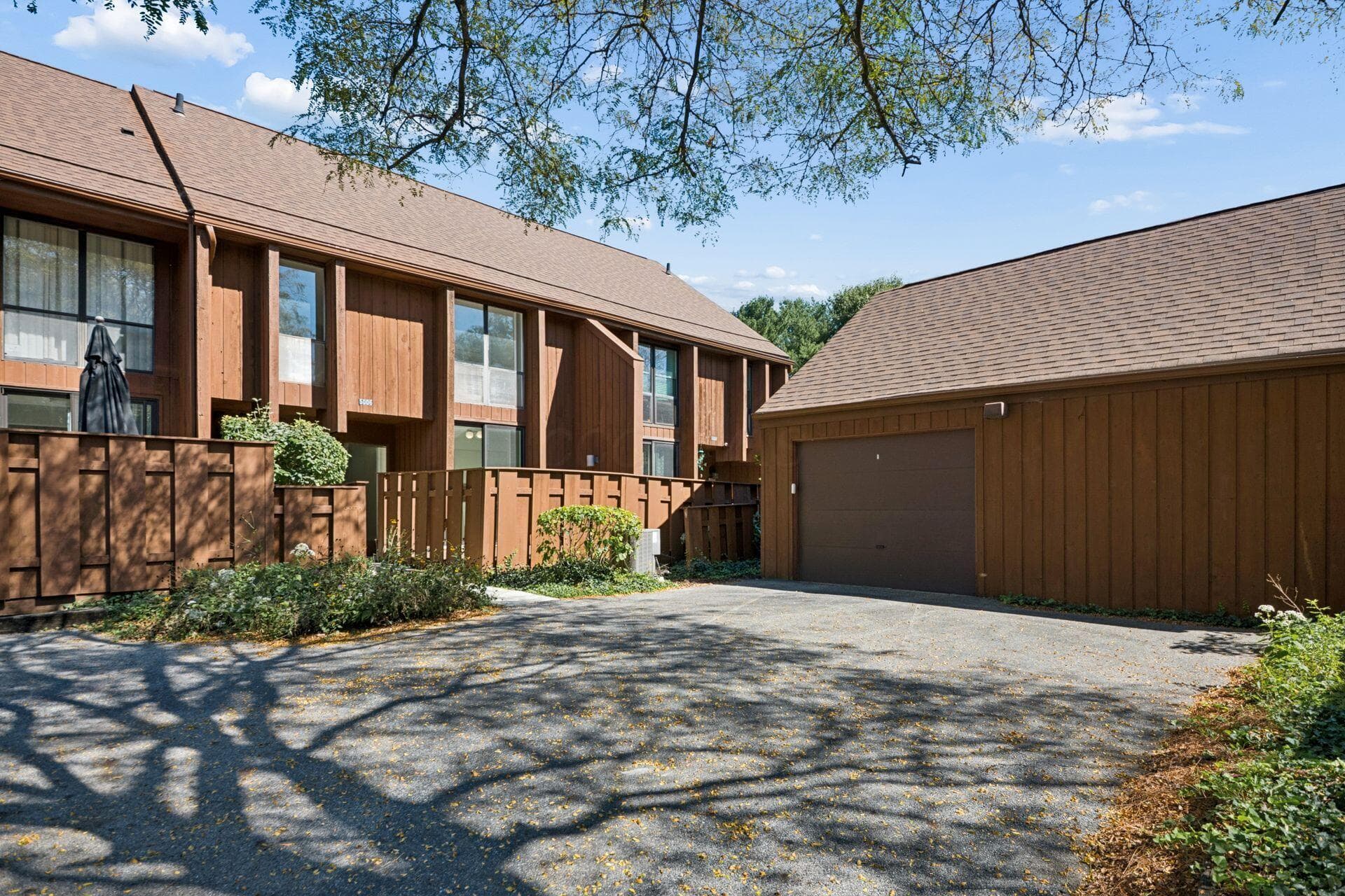 Lovely 3 bedroom, 2.5 bath condo with detached 1 car garage!