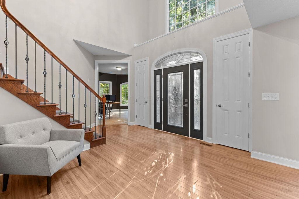 • Laminate flooring
• Tan painted walls
• Two-story ceiling
• Chandelier
• (2) coat closets
• Plant ledge
• Sidelight by front door
• Arched transom