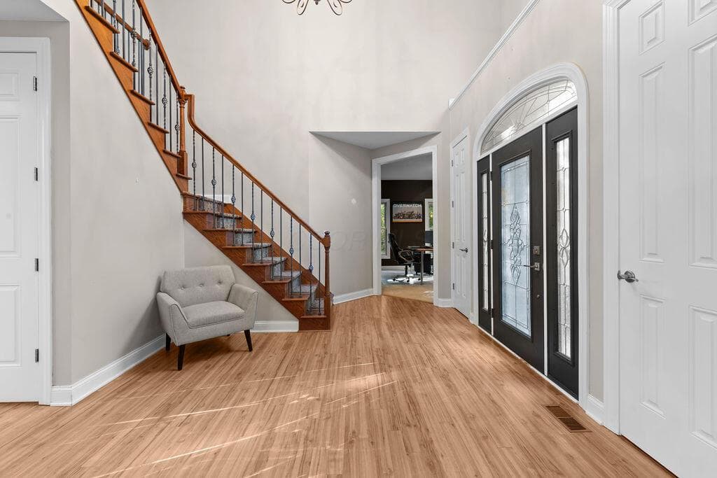 • Laminate flooring
• Tan painted walls
• Two-story ceiling
• Chandelier
• (2) coat closets
• Plant ledge
• Sidelight by front door
• Arched transom
