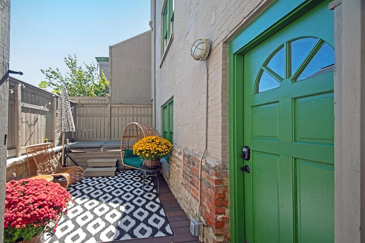 Welcome to your private urban oasis in the middle of the historic Brewery District!
