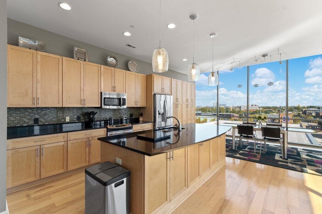 Granite counter tops, stainless steel appliances