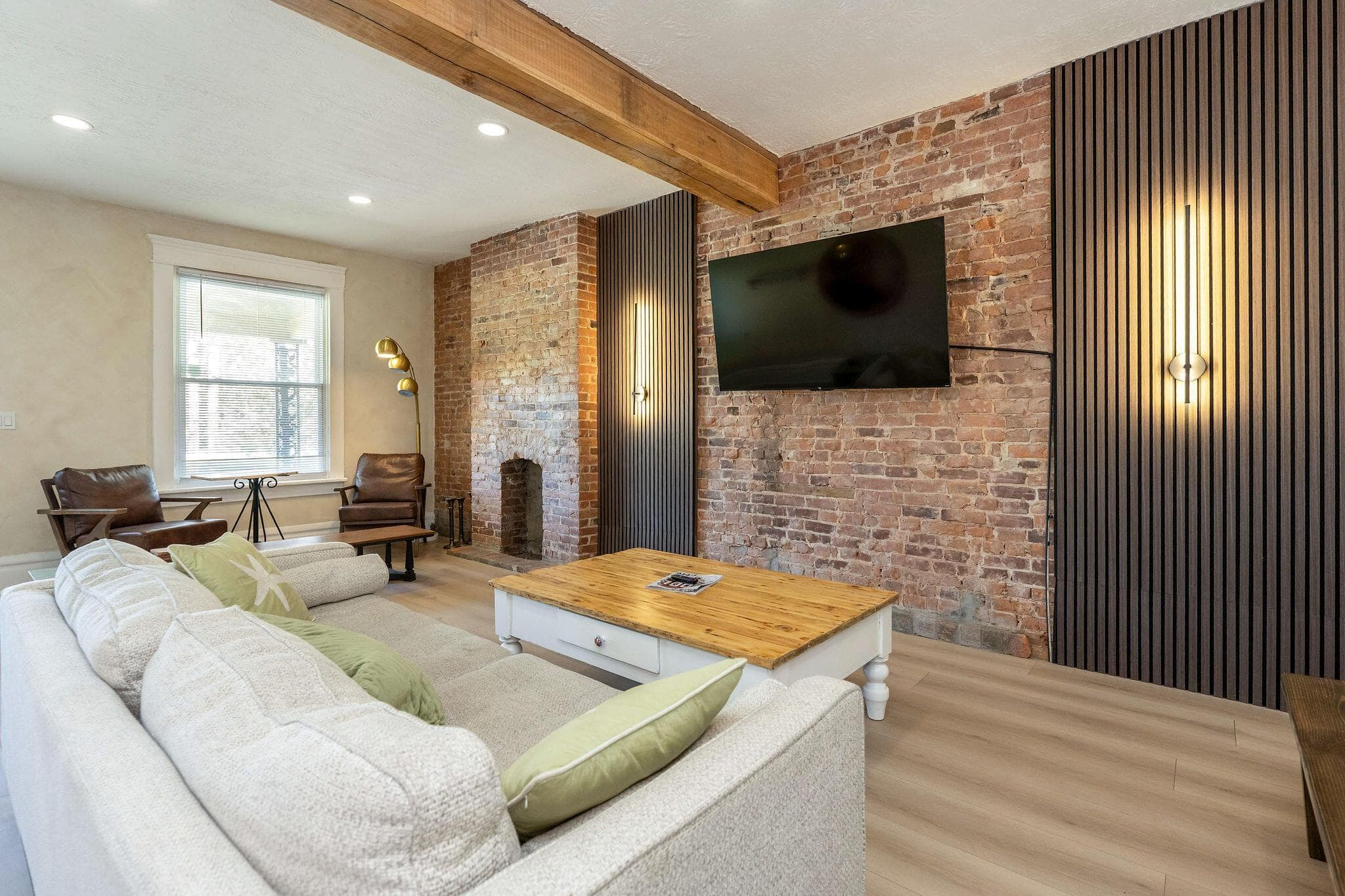 Each side offers multiple entertainment, dining areas with bath and kitchen a the entry level.