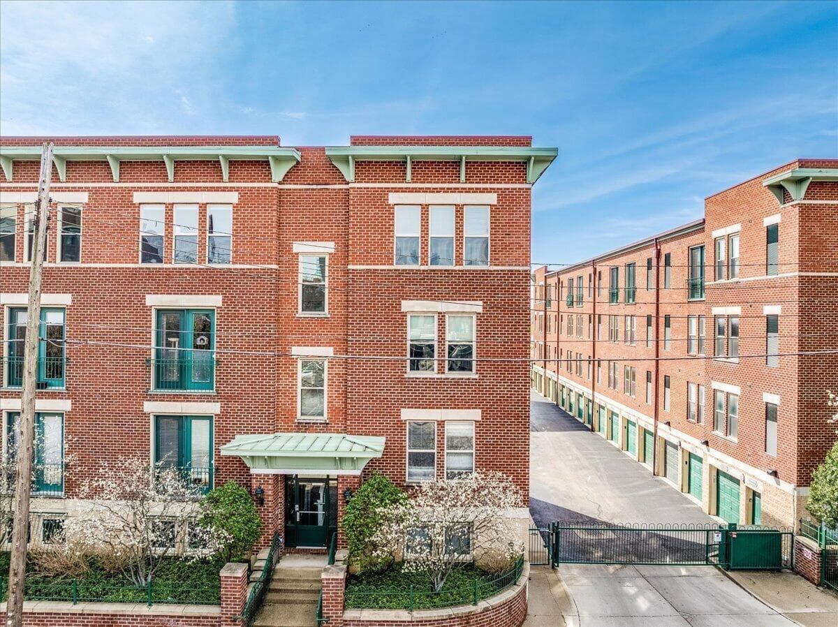 Top floor corner unit on the quieter E Noble St. No one above you and you have an attached 1 car garage with interior access.