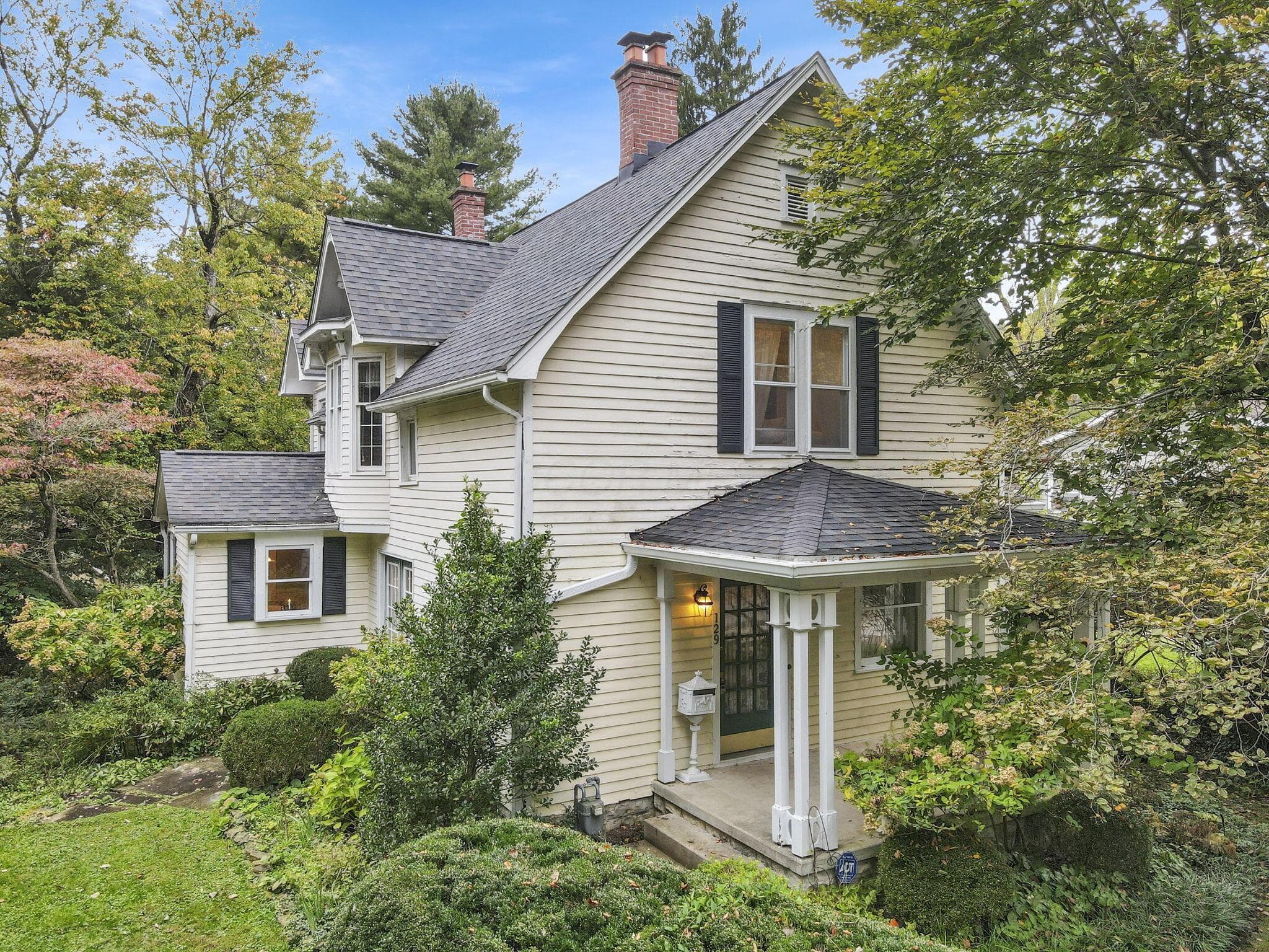 129 Shepardson Ct ~ 3 bed, 3 bath village home on 1/3 acre, w/fully landscaped lot.