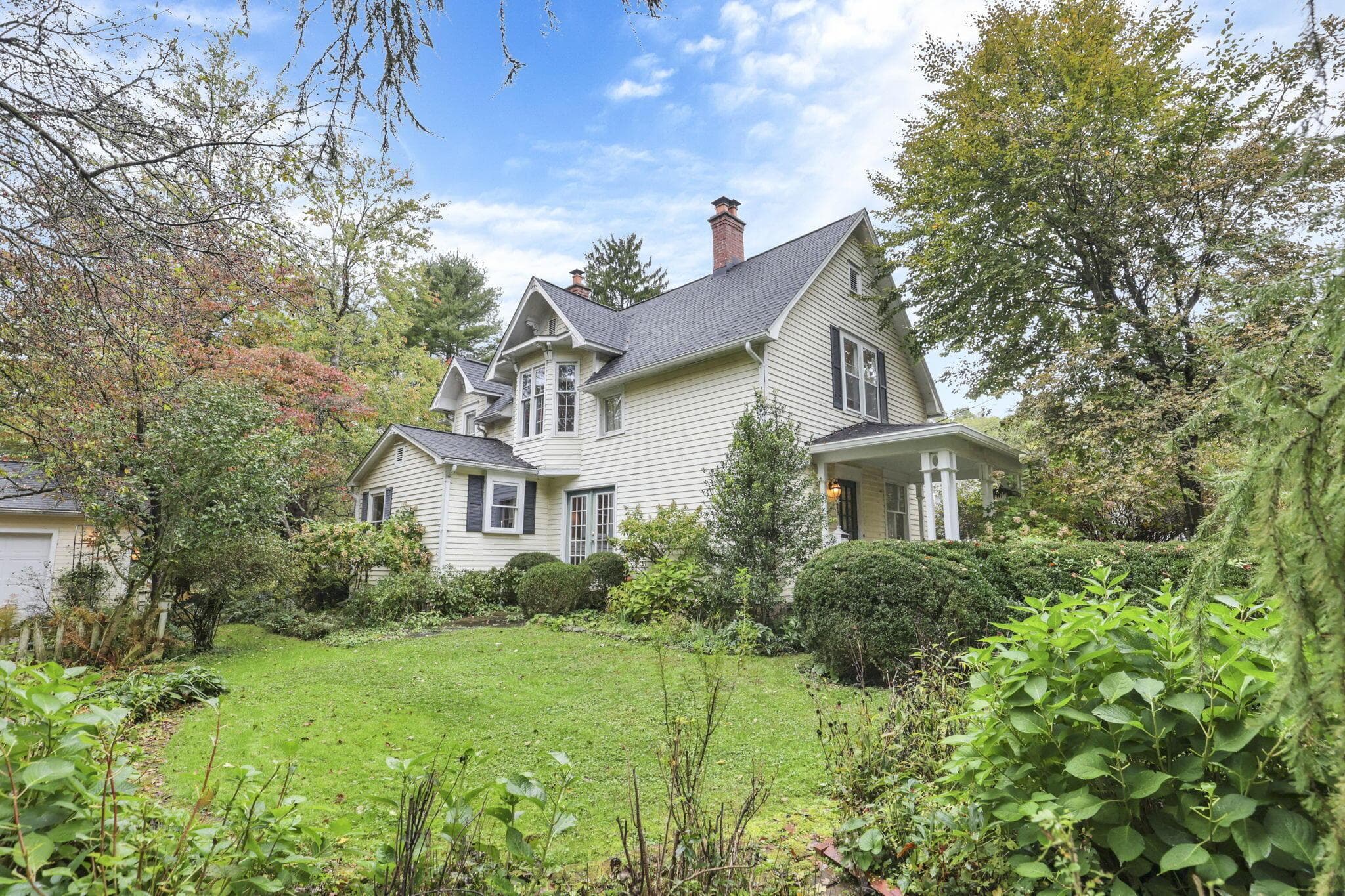 129 Shepardson Ct ~ 3 bed, 3 bath village home on 1/3 acre, w/fully landscaped lot.