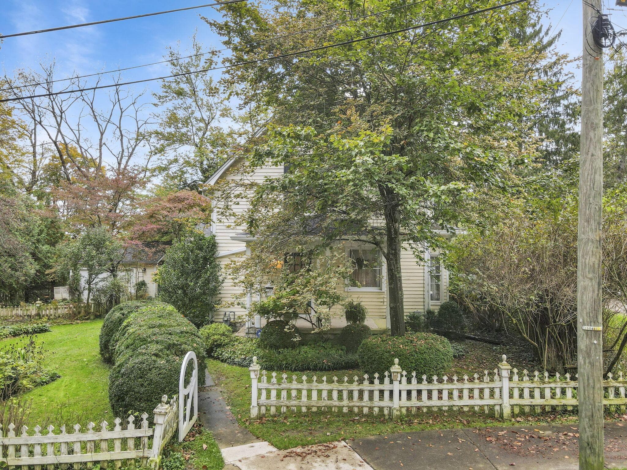 129 Shepardson Ct ~ 3 bed, 3 bath village home on 1/3 acre, w/fully landscaped lot.