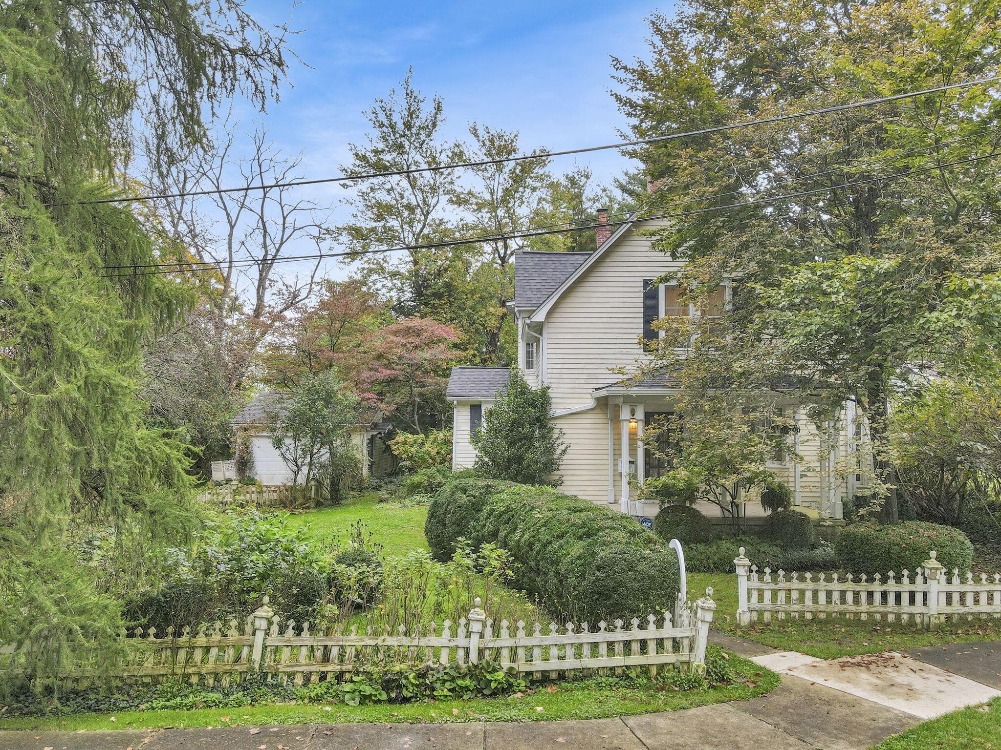 129 Shepardson Ct ~ 3 bed, 3 bath village home on 1/3 acre, w/fully landscaped lot.