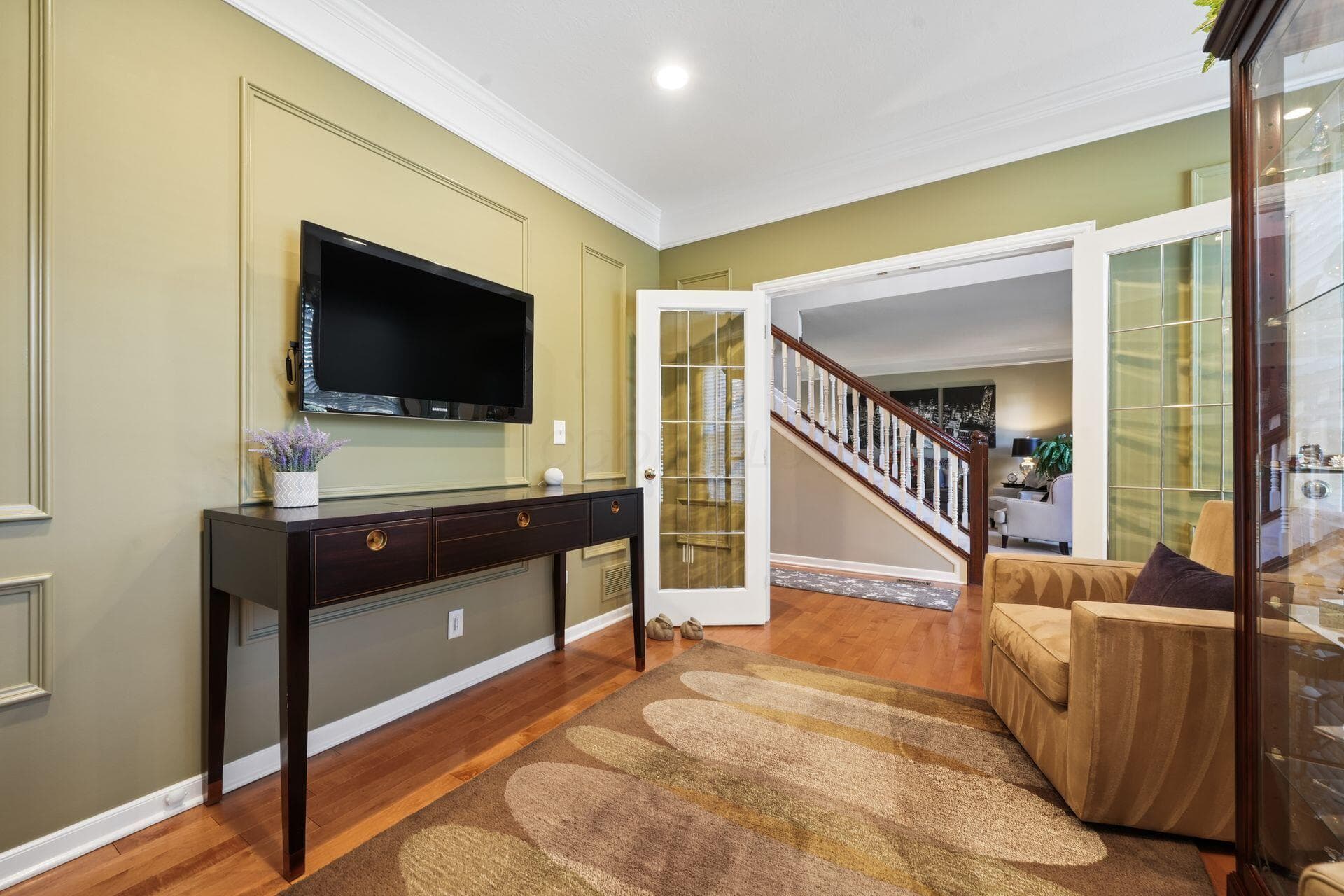 2 wall sconces
Sage raised panel walls with 6-inch double crown
moulding
Scratch-proof manufactured hardwood floors
French doors with leaded beveled glass panels