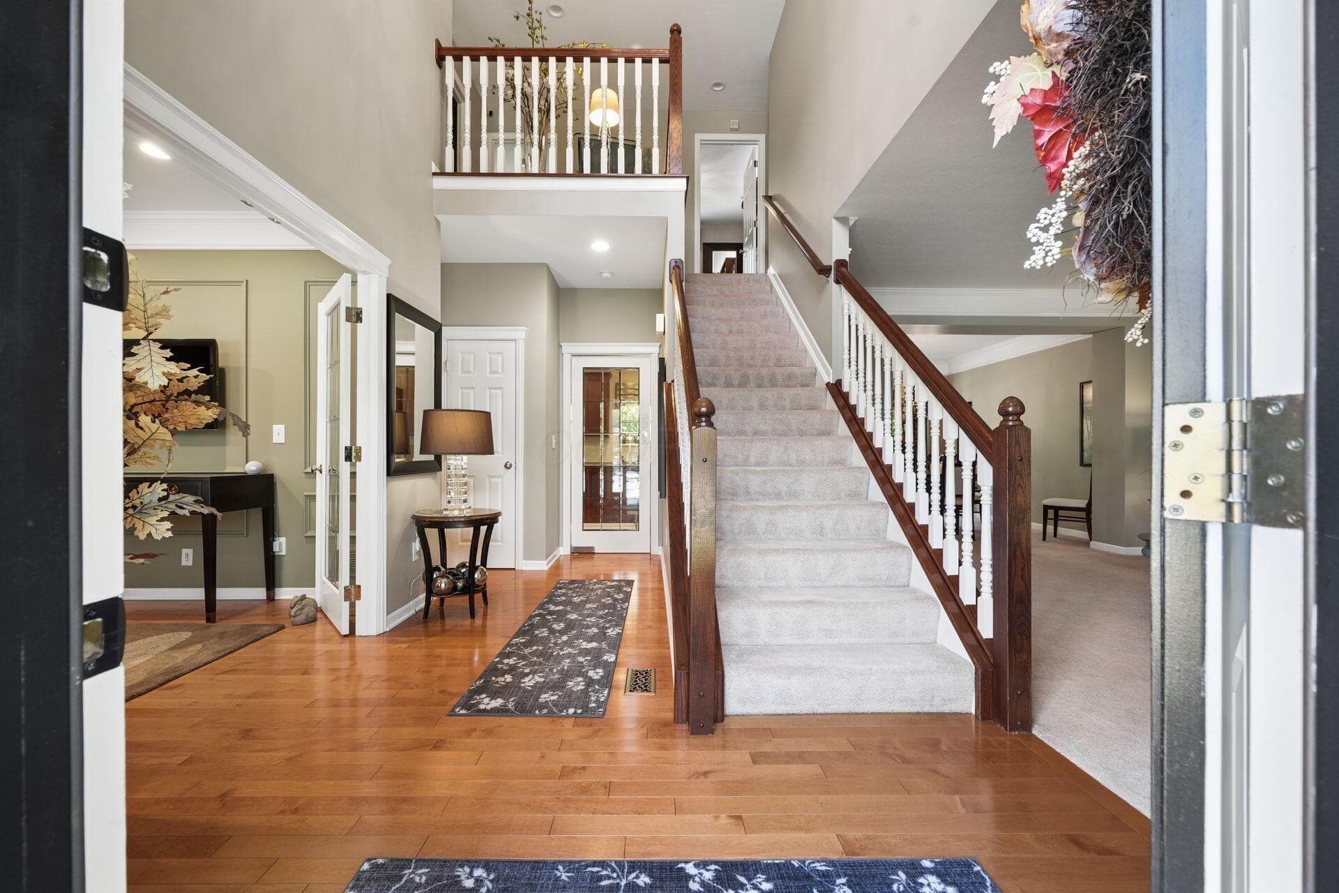 Chandelier
Light khaki/gray walls
Scratch-proof manufactured hardwood floors
Double window
Coat closet
Access to the office, living room, half bath, and
kitchen
Swinging French door with leaded beveled glass
panels to kitchen