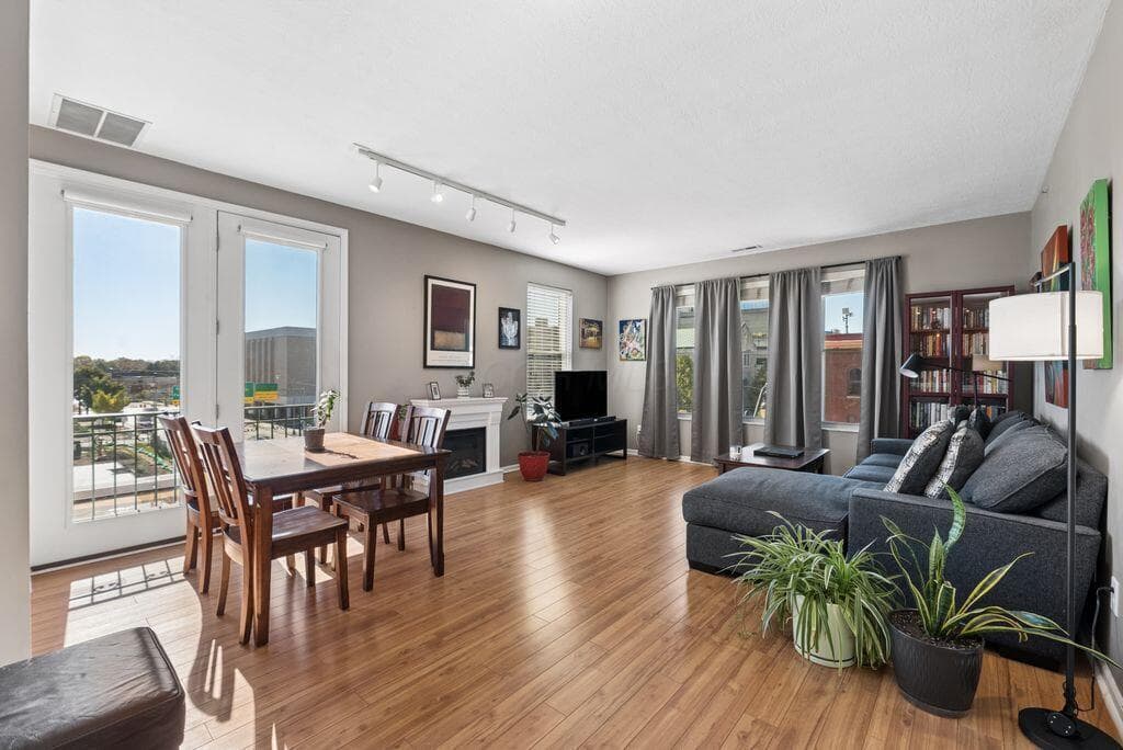 Living Room / Eat Space