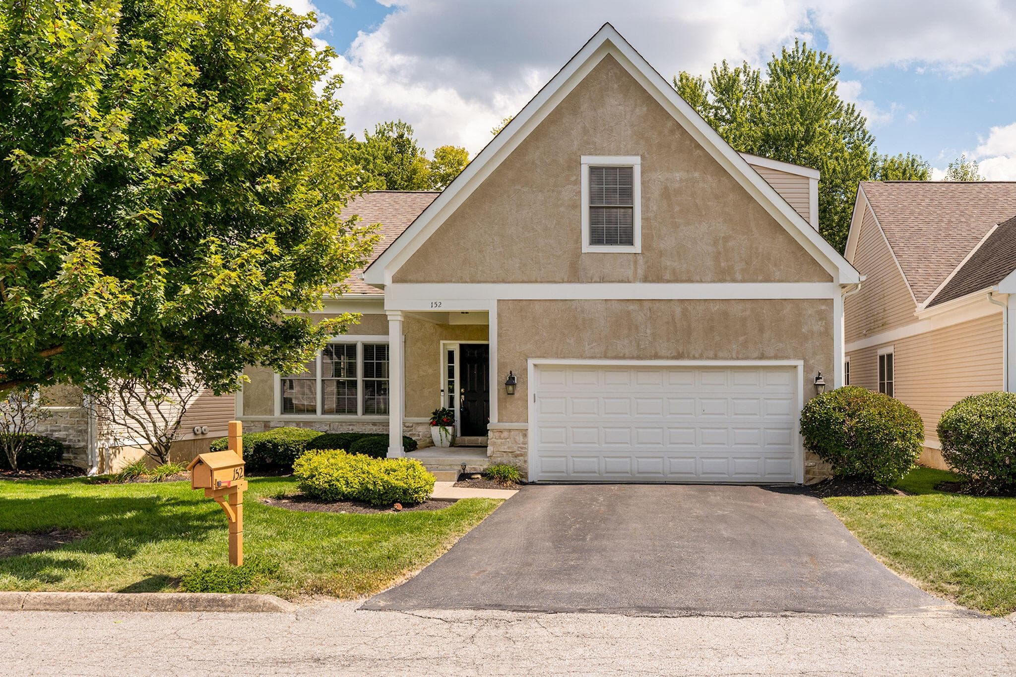 This impressive FREE-Standing condo features 4 BR, 4.1 Baths and 3170 sqft of beautiful living space spanning 3 levels! From the updated kitchen to the pristine interior, everything is move-in ready and gorgeous. Let's go take a look...